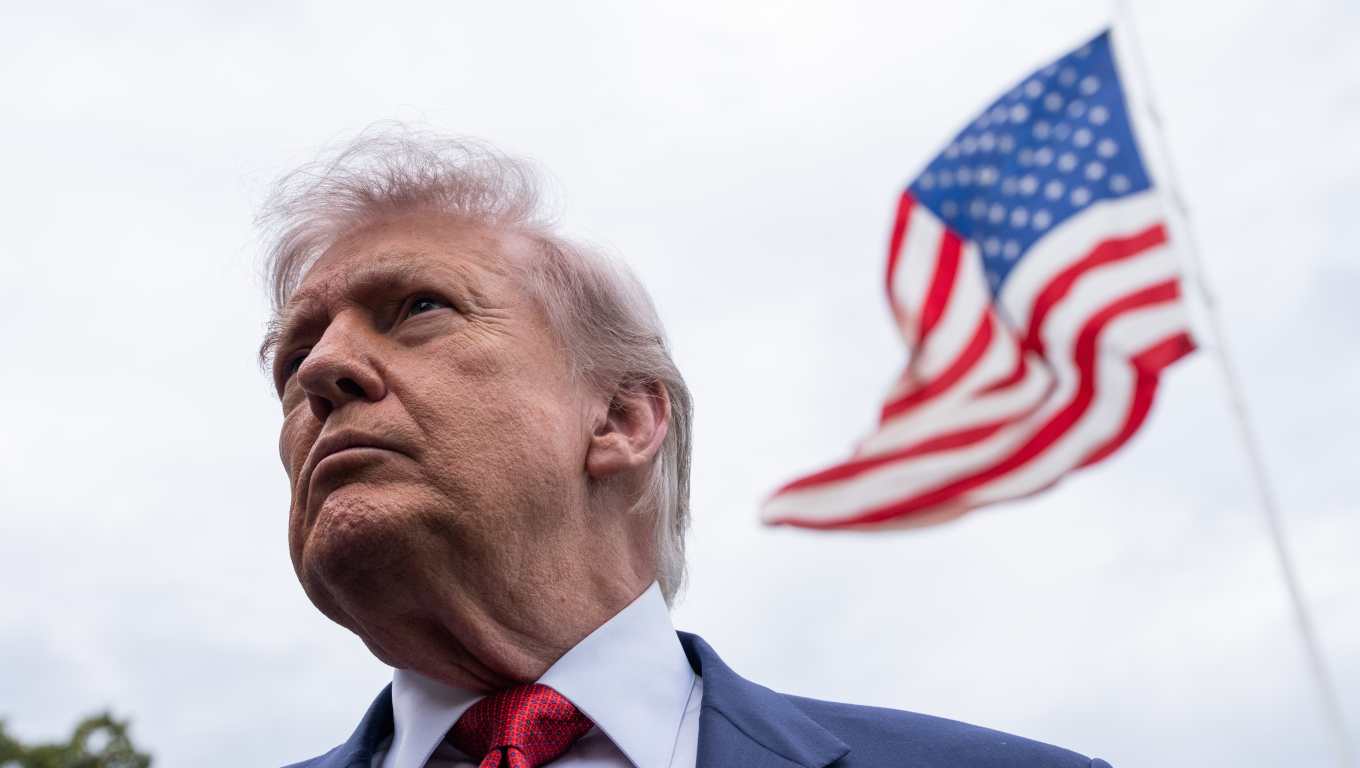 Washington, DC (United States), 09/05/2026.- US President Donald J. Trump gives remarks to the media as he departs the White House for Sterling, Virginia, in Washington, DC, USA, 08 May 2026. EFE/EPA/Aaron Schwartz / POOL