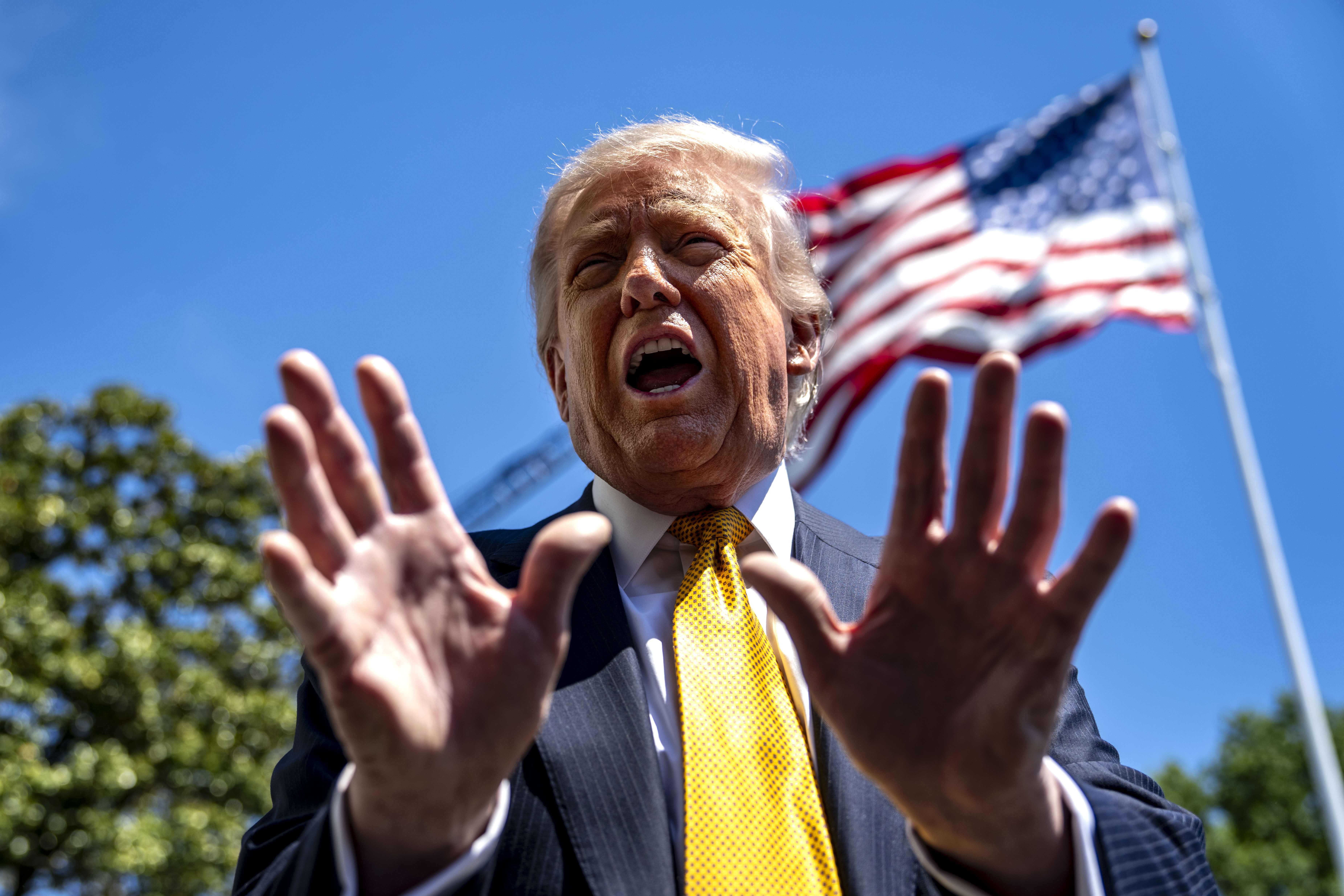 El presidente de EE. UU., Trump, sale de la Casa Blanca rumbo a China