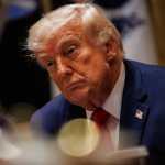 El presidente estadounidense Trump celebra una reunión de gabinete en la Casa Blanca.
