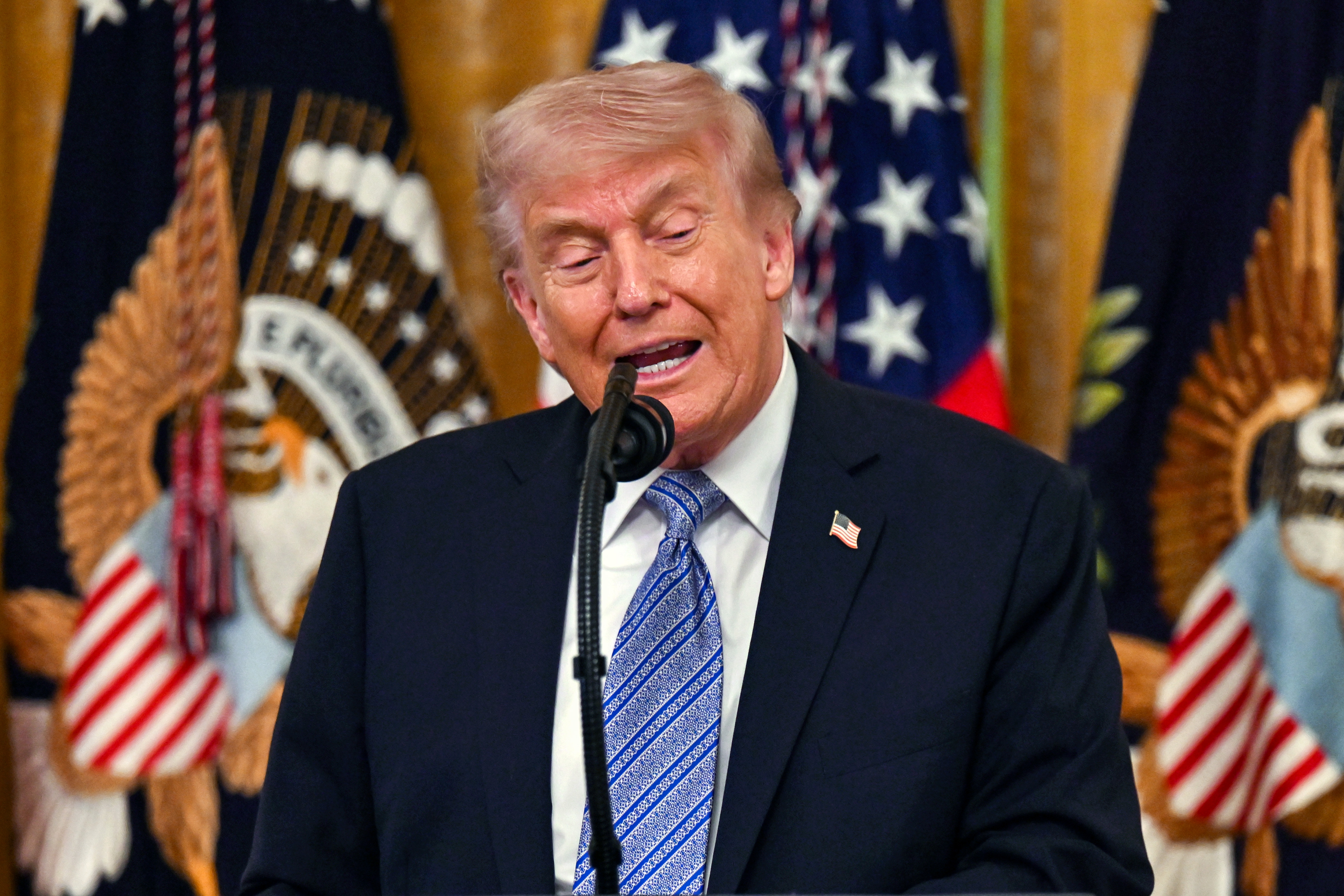 El presidente Donald Trump abandona una cumbre con propietarios de pequeñas empresas con motivo de la Semana Nacional de la Pequeña Empresa, celebrada en el Salón Este de la Casa Blanca en Washington, D. C., el 4 de mayo de 2026. (Foto Prensa Libre: EFE