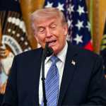 El presidente Donald Trump abandona una cumbre con propietarios de pequeñas empresas con motivo de la Semana Nacional de la Pequeña Empresa, celebrada en el Salón Este de la Casa Blanca en Washington, D. C., el 4 de mayo de 2026. (Foto Prensa Libre: EFE