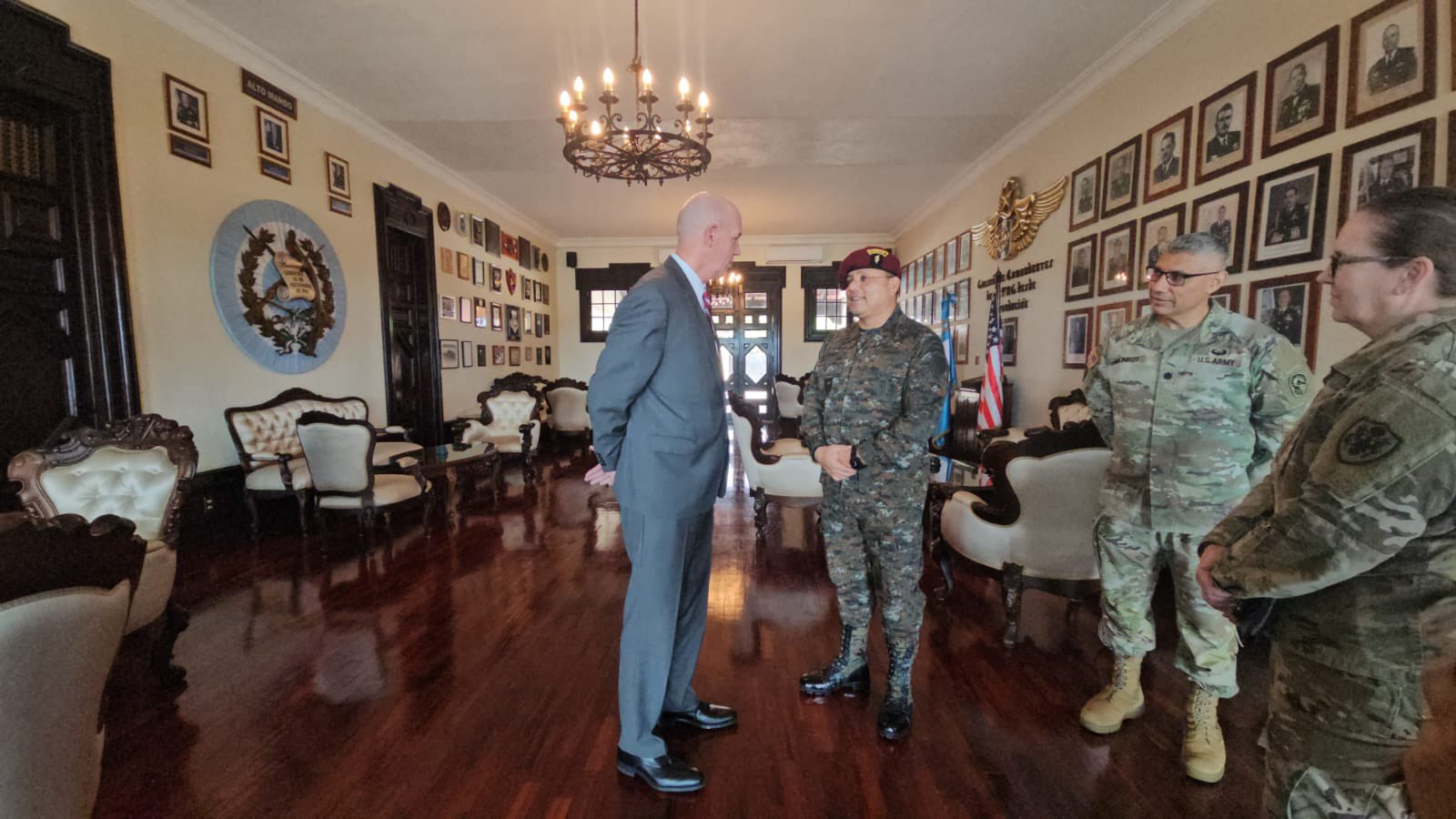 El ministro de la Defensa de Guatemala, Henry Sáenz, participa junto al encargado de Negocios de Estados Unidos en el inicio de la conmemoración Freedom 250.