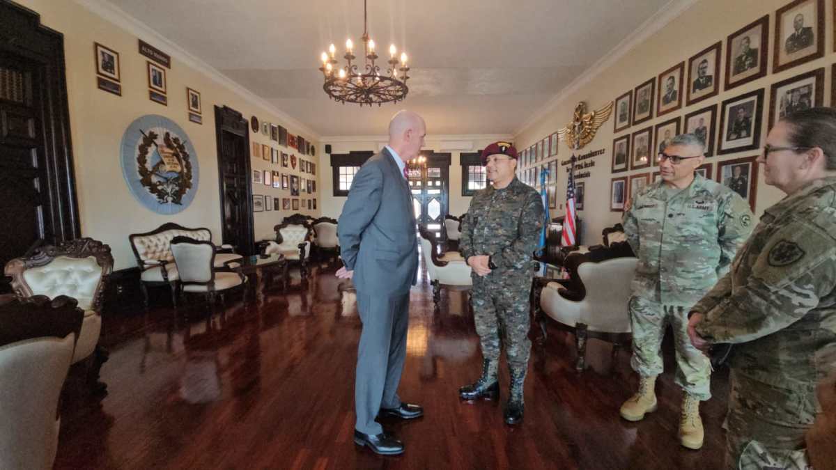 El ministro de la Defensa de Guatemala, Henry Sáenz, participa junto al encargado de Negocios de Estados Unidos en el inicio de la conmemoración Freedom 250.