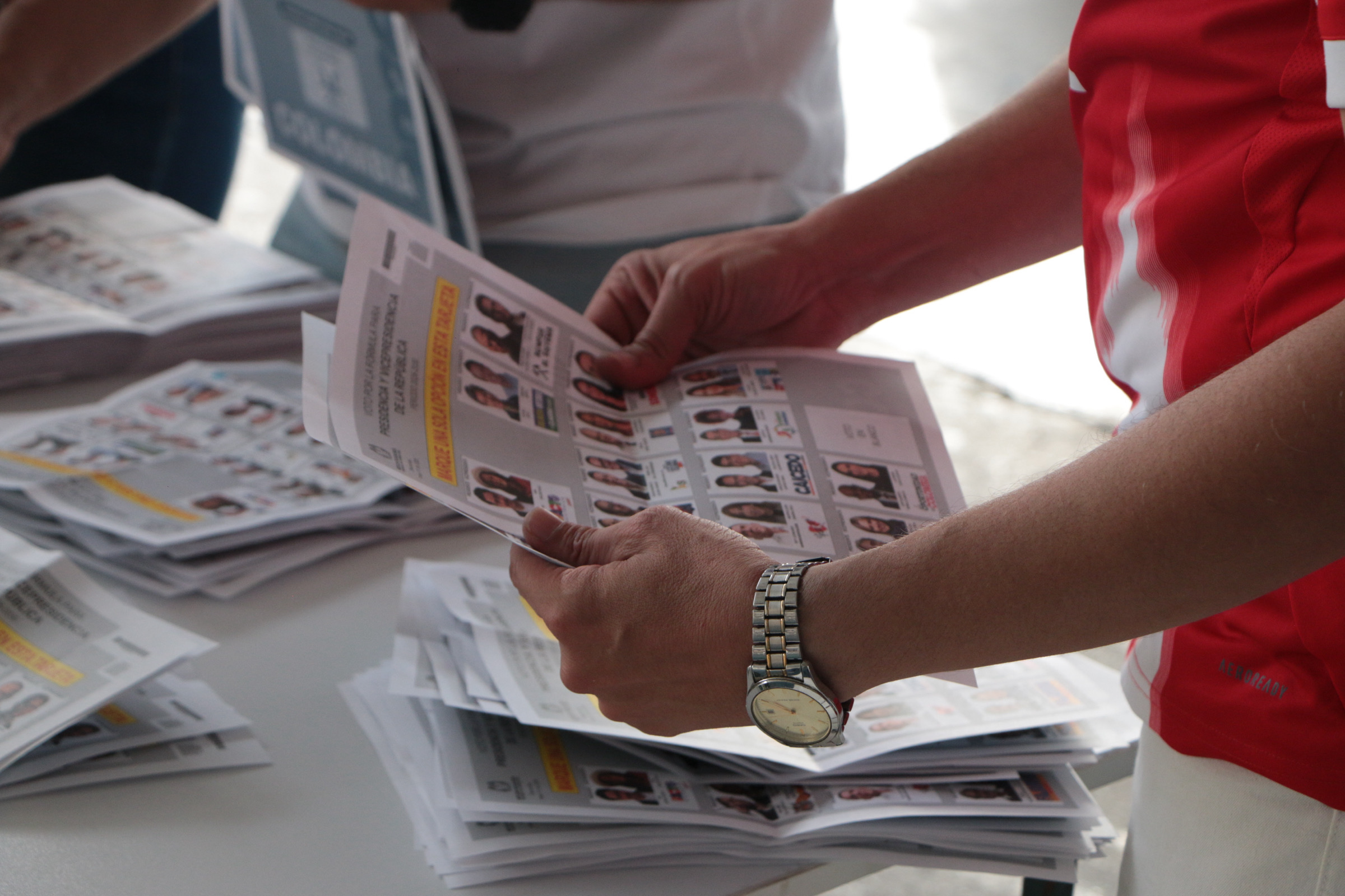 Colombia cierra los colegios electorales y empieza el conteo de los votos para presidente