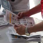 Colombia cierra los colegios electorales y empieza el conteo de los votos para presidente