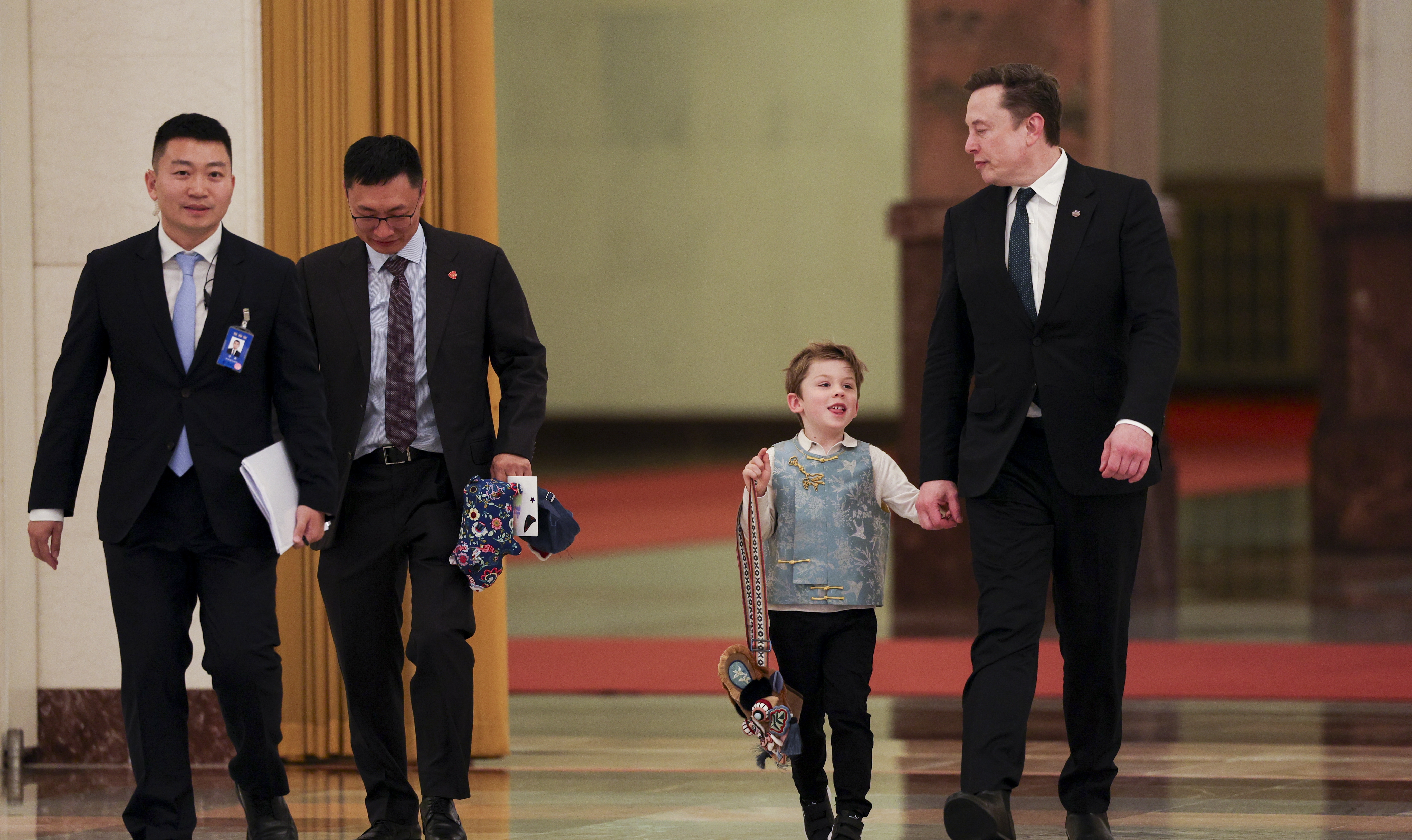 Elon Musk y su hijo Æ en China: Así se acercaron los directivos chinos para tomarse selfis en Pekín