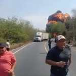 Automovilistas y agentes de la PNC corren para resguardarse durante la explosión de un camión cisterna accidentado en el kilómetro 106 de la ruta al Atlántico, en San Agustín Acasaguastlán, El Progreso. (Foto Prensa Libre: Captura de Pantalla)