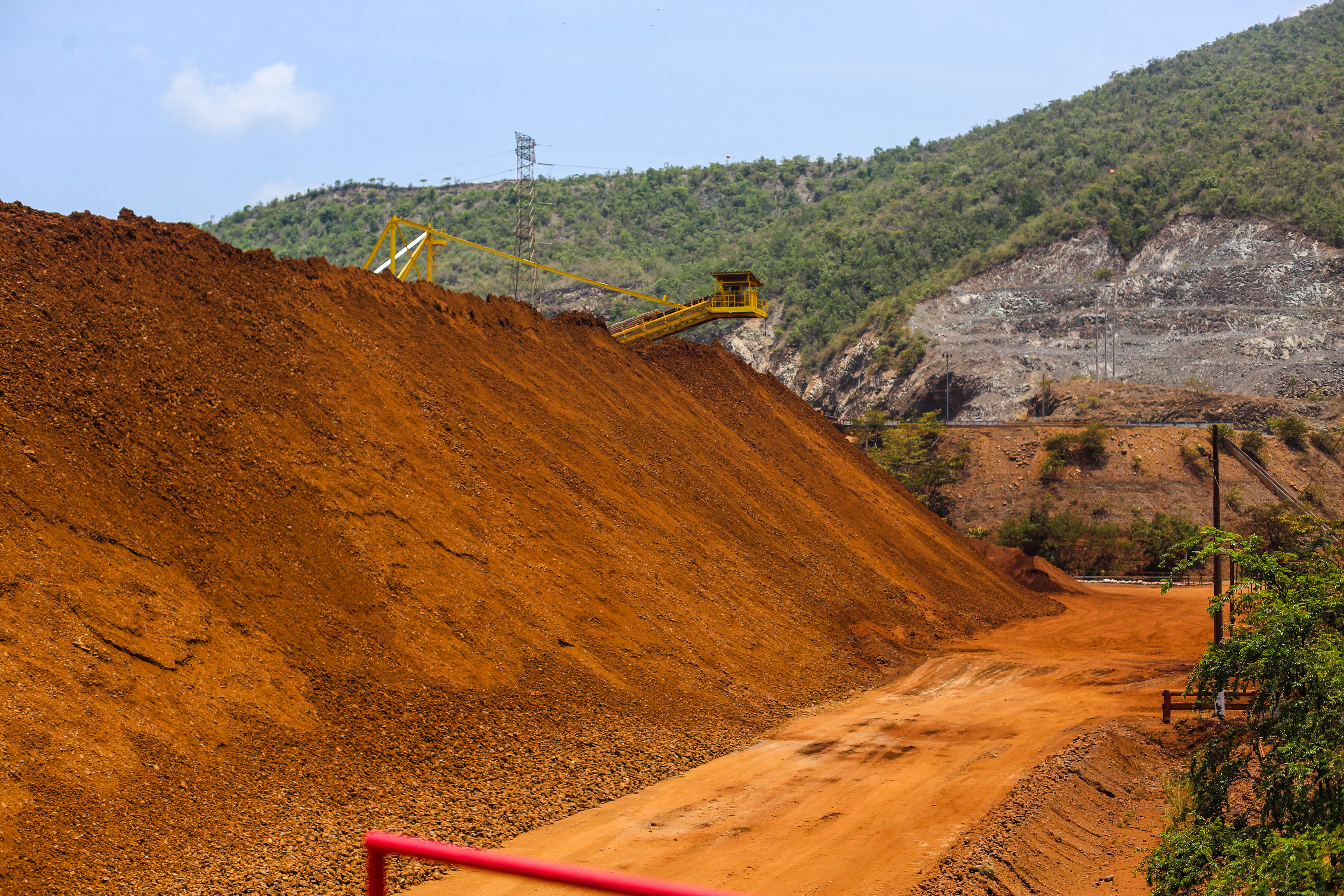 Área donde se deposita la tierra extraída para luego, trasladarla al inicio del circuito en planta para extraer el ferroníquel. El ferroníquel es una aleación metálica compuesta por hierro y níquel muy utilizada, como materia prima en la fabricación, principalmente, de acero inoxidable. (Foto Prensa Libre: Juan Diego González)