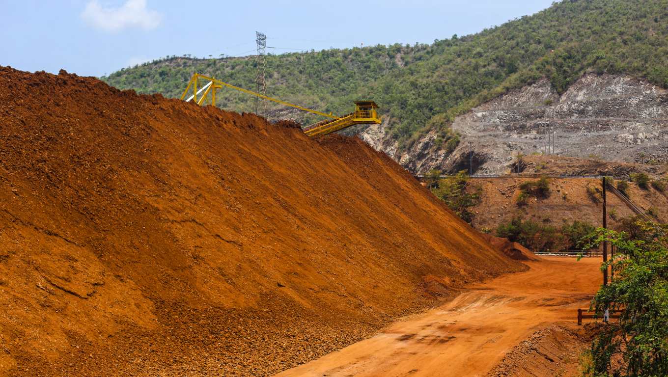 Área donde se deposita la tierra extraída para luego, trasladarla al inicio del circuito en planta para extraer el ferroníquel. El ferroníquel es una aleación metálica compuesta por hierro y níquel muy utilizada, como materia prima en la fabricación, principalmente, de acero inoxidable. (Foto Prensa Libre: Juan Diego González)