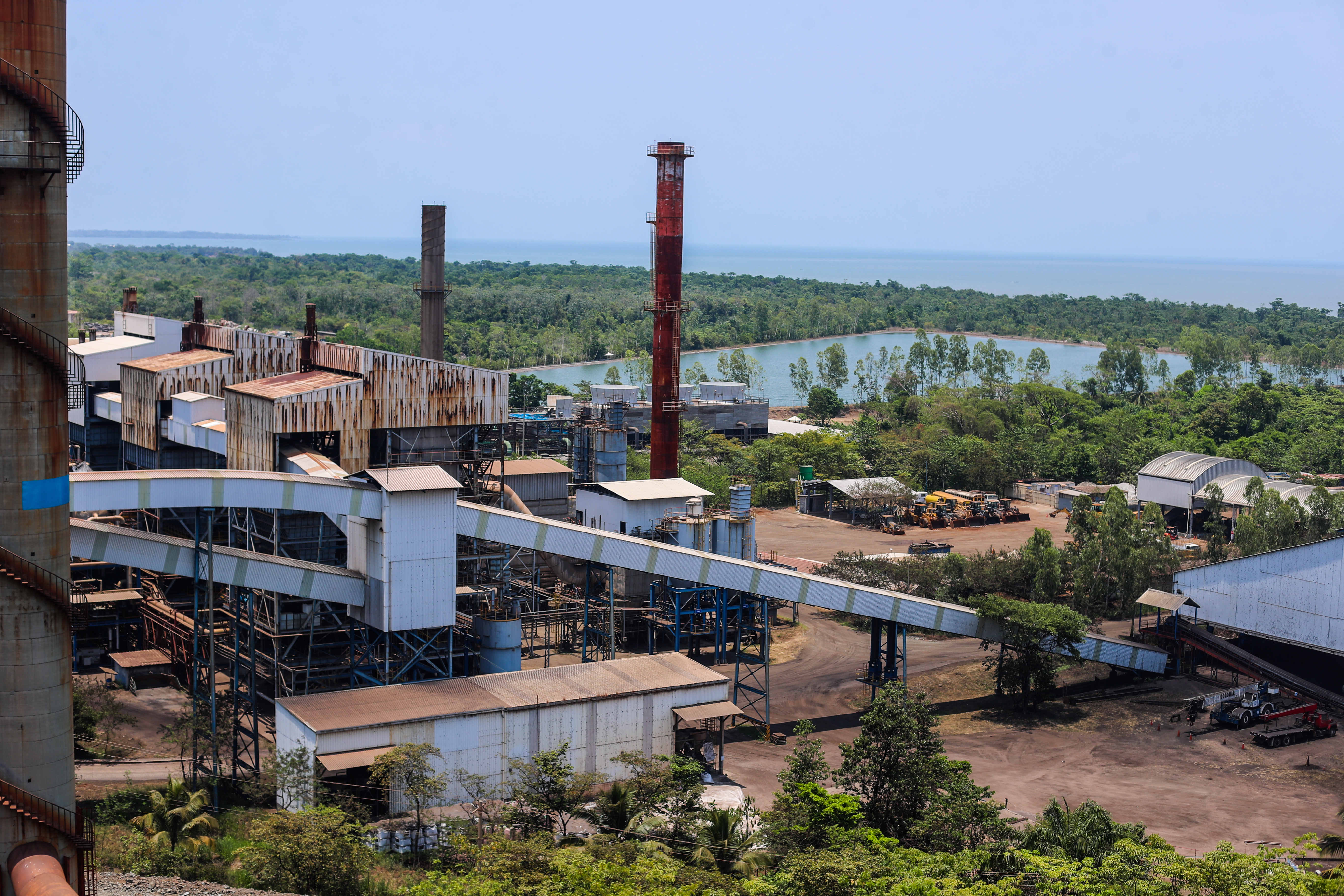 Parte de sus compromisos con las comunidades en El Estor y sus alrededores, es la de asegurar el mantenimiento óptimo del manto acuífero del Lago de Izabal. De esta cuenta, en el proceso industrial, la empresa asegura que cuentan con un sistema cerrado de la utilización de agua y que ésta, no se desfoga ni en el Lago de Izabal ni en otra fuente de agua. En la imagen se puede observar el agua reutilizada en el procedimiento de extracción de níquel, al fondo, una vista panorámica del Lago de Izabal. (Foto Prensa Libre: Juan Diego González)