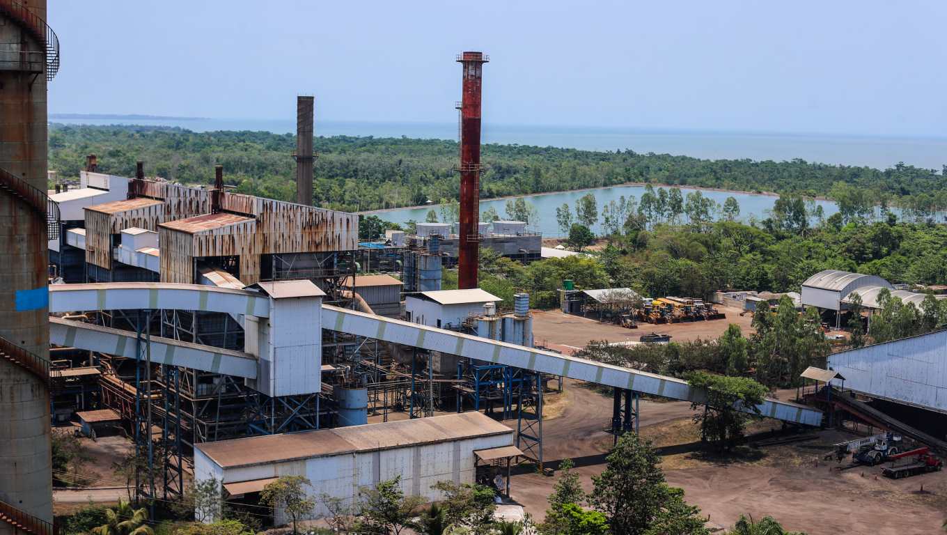 Parte de sus compromisos con las comunidades en El Estor y sus alrededores, es la de asegurar el mantenimiento óptimo del manto acuífero del Lago de Izabal. De esta cuenta, en el proceso industrial, la empresa asegura que cuentan con un sistema cerrado de la utilización de agua y que ésta, no se desfoga ni en el Lago de Izabal ni en otra fuente de agua. En la imagen se puede observar el agua reutilizada en el procedimiento de extracción de níquel, al fondo, una vista panorámica del Lago de Izabal. (Foto Prensa Libre: Juan Diego González)