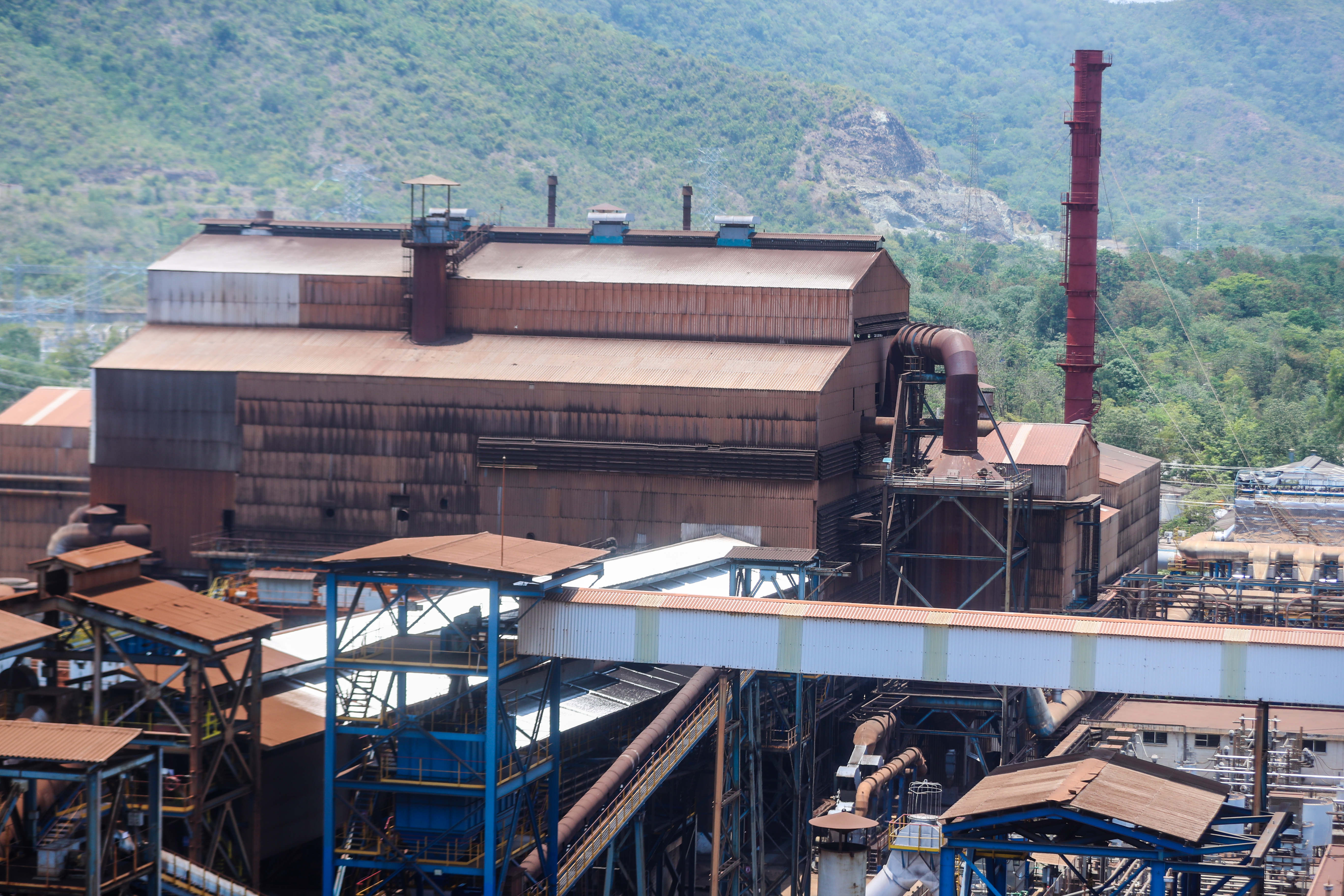 La compañía destinó alrededor de US$85 millones para mantenimiento, modernización y preparación del reinicio operativo. Las principales inversiones fueron: la modernización de la planta industrial; nuevos sistemas de gobernanza y cumplimiento; actualización de infraestructura eléctrica; fortalecimiento de controles ambientales; y, programas de seguridad industrial y preparación operativa. (Foto Prensa Libre: Juan Diego González)