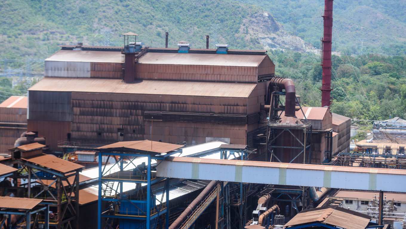 La compañía destinó alrededor de US$85 millones para mantenimiento, modernización y preparación del reinicio operativo. Las principales inversiones fueron: la modernización de la planta industrial; nuevos sistemas de gobernanza y cumplimiento; actualización de infraestructura eléctrica; fortalecimiento de controles ambientales; y, programas de seguridad industrial y preparación operativa. (Foto Prensa Libre: Juan Diego González)