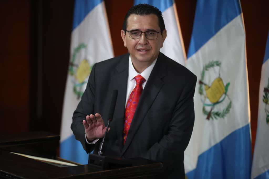 Fiscal general Gabriel García Luna responde preguntas en conferencia de prensa