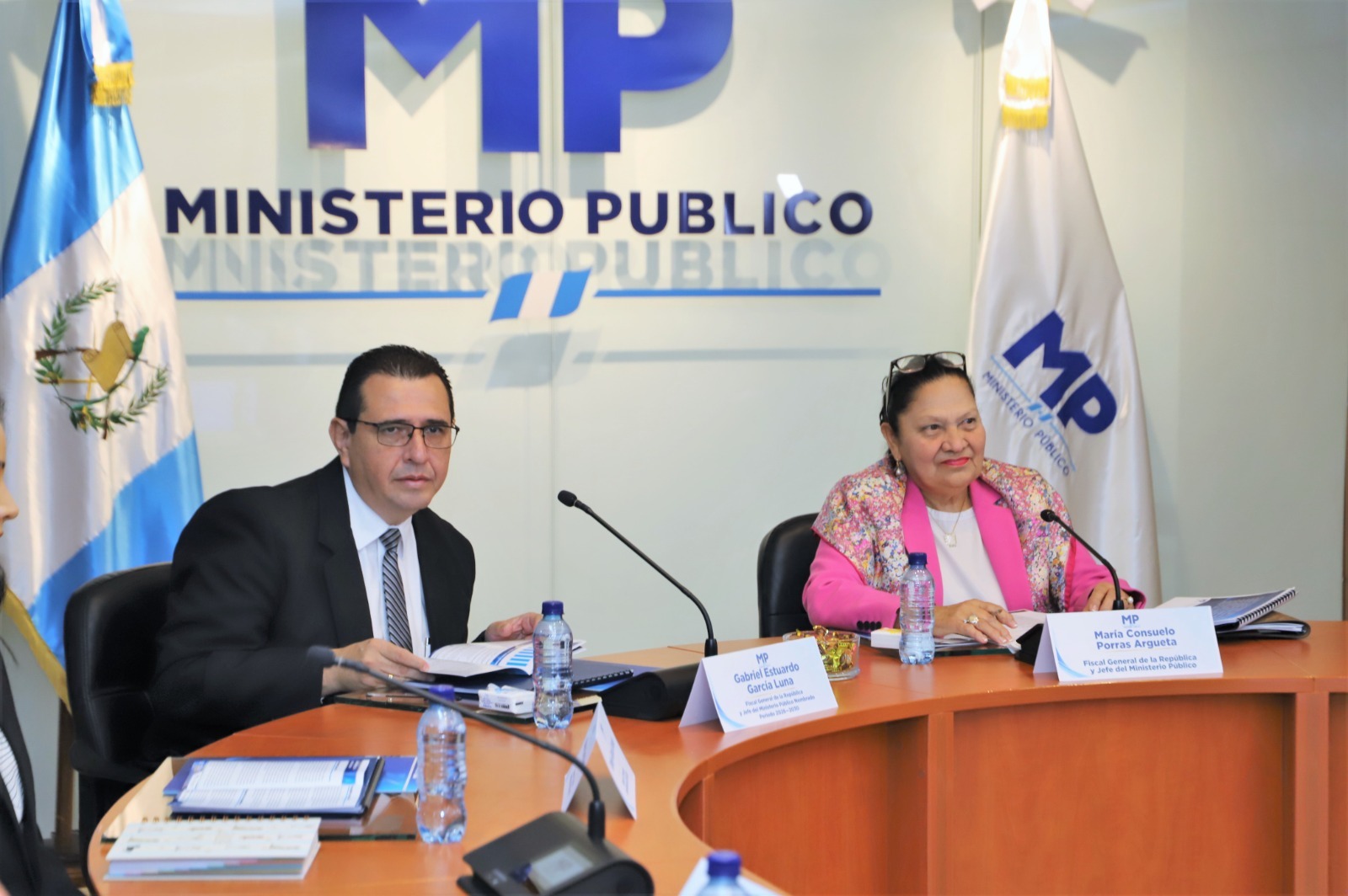 Gabriel Estuardo García Luna, designado fiscal general para el período 2026-2030, y Consuelo Porras, cuyo mandato concluye el 17 de mayo de 2026. (Foto, Prensa Libre: MP)