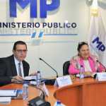 Gabriel Estuardo García Luna, designado fiscal general para el período 2026-2030, y Consuelo Porras, cuyo mandato concluye el 17 de mayo de 2026. (Foto, Prensa Libre: MP)