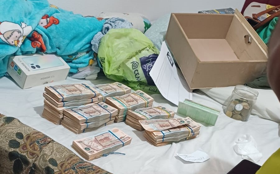 El dinero en efectivo decomisado durante los allanamientos en Villa Nueva suma Q352 mil 370, el cual, según las autoridades, presuntamente provendría de la venta de droga y otras actividades ilícitas. (Foto Prensa Libre: PNC) 