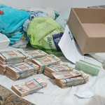 El dinero en efectivo decomisado durante los allanamientos en Villa Nueva suma Q352 mil 370, el cual, según las autoridades, presuntamente provendría de la venta de droga y otras actividades ilícitas. (Foto Prensa Libre: PNC)