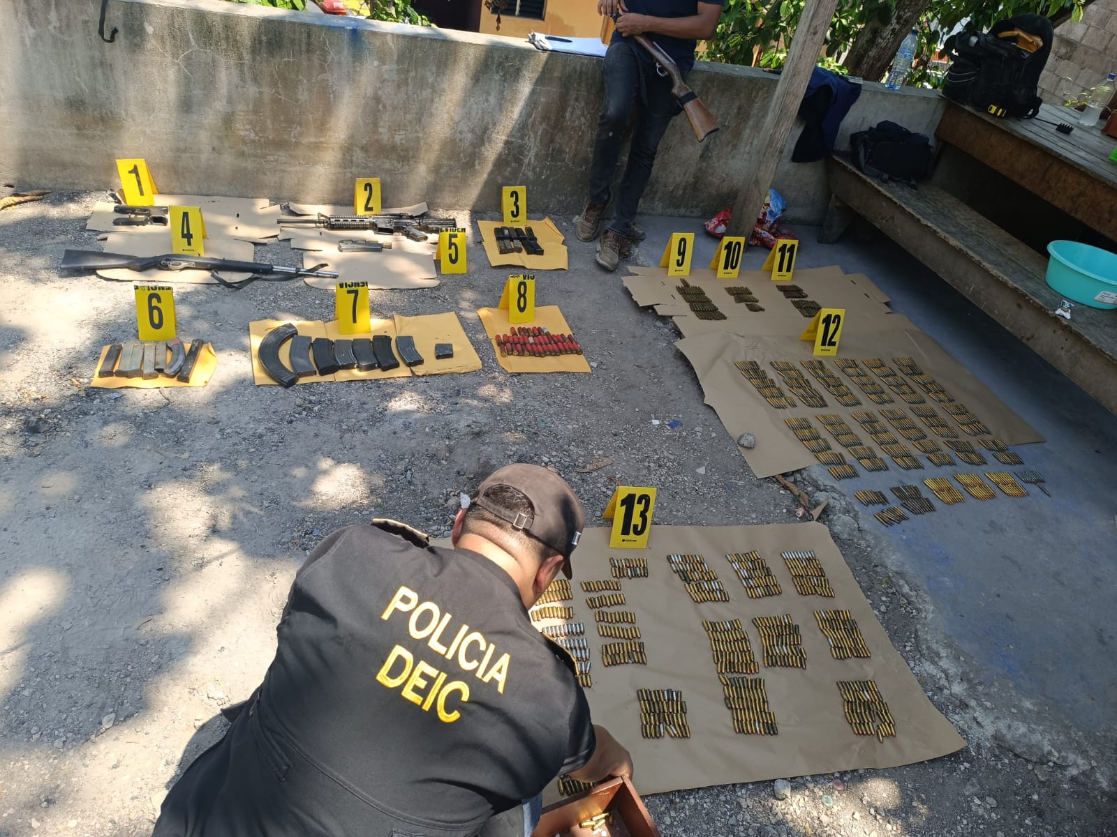 Capturan a dos hombres y decomisan armas y municiones en San Andrés, Petén