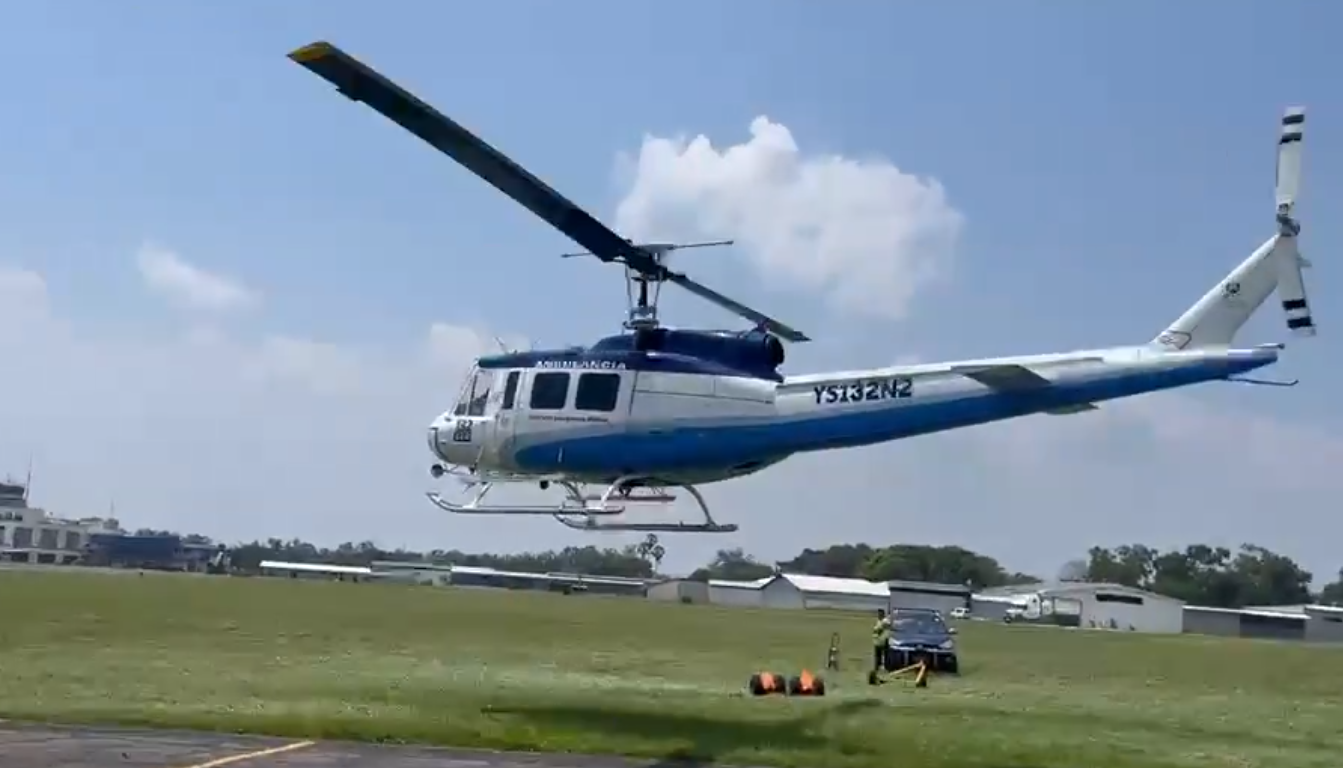 Autoridades salvadoreñas trasladan a un paciente que permanecía en un hospital en Izabal, luego de un ataque armado. (Foto Prensa Libre: Ministerio de Salud El Salvador)