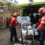 Socorristas trasladan a una de las personas heridas en ataque armado. (Foto: Bomberos Municipales)