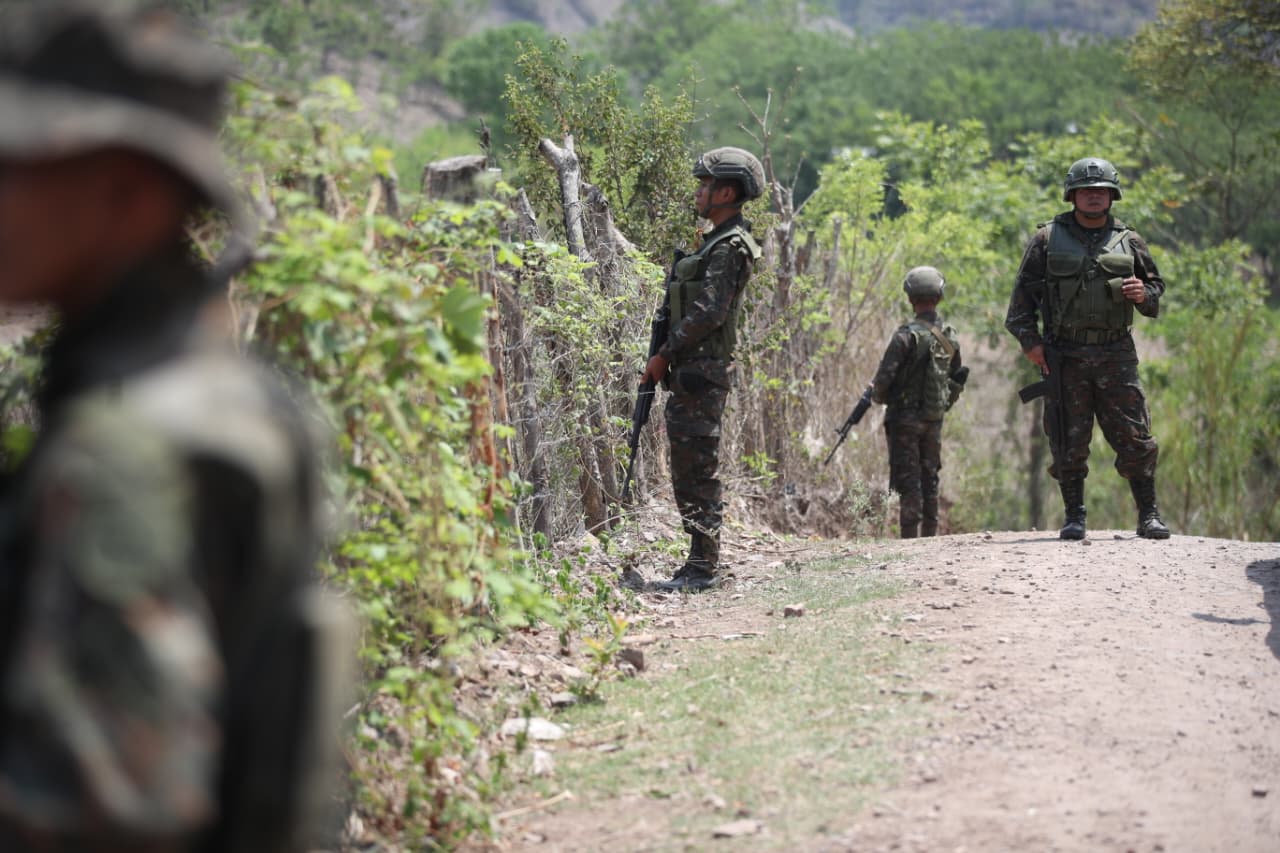 Soldados guatemaltecos refuerzan la frontera con Honduras tras el ataque armado que dejó un muerto y varias viviendas destruidas.  (Foto Prensa Libre: Esbin García)