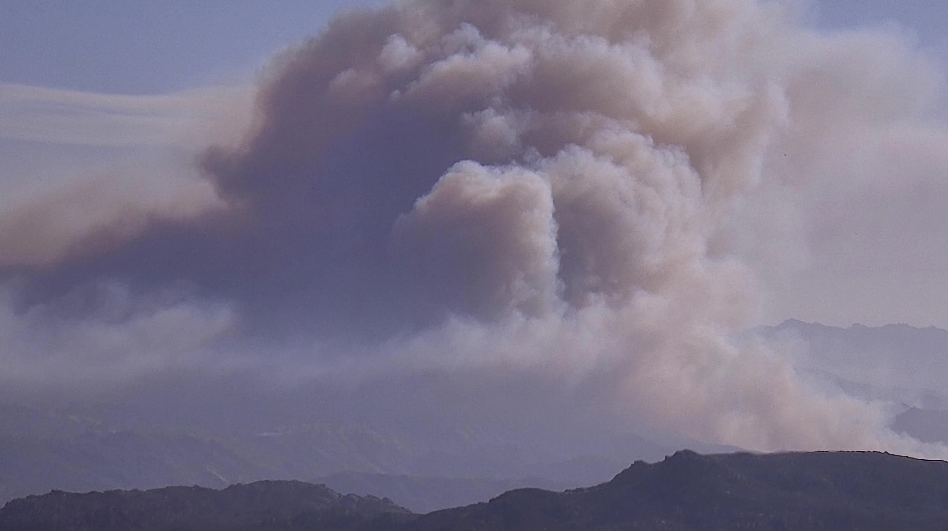 Un incendio azota el sur de California y obliga a la evacuación de más de 20.000 personas