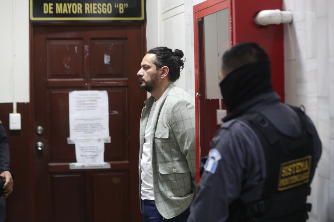 Julio Leonardo Alejandro Girón Castañeda sale de una audiencia en la que se conoce el proceso penal en su contra. (Foto: Hemeroteca PL)
