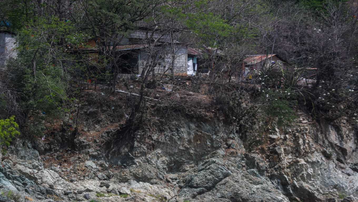 En las orillas del Río Grande se pueden encontrar varias viviendas que han instalado sus tuberías para desechar las aguas utilizadas a su corriente, aspecto que, a contribuido a una mayor contaminación en los ríos, especialmente en el Motagua. (Foto Prensa Libre: Juan Diego González)