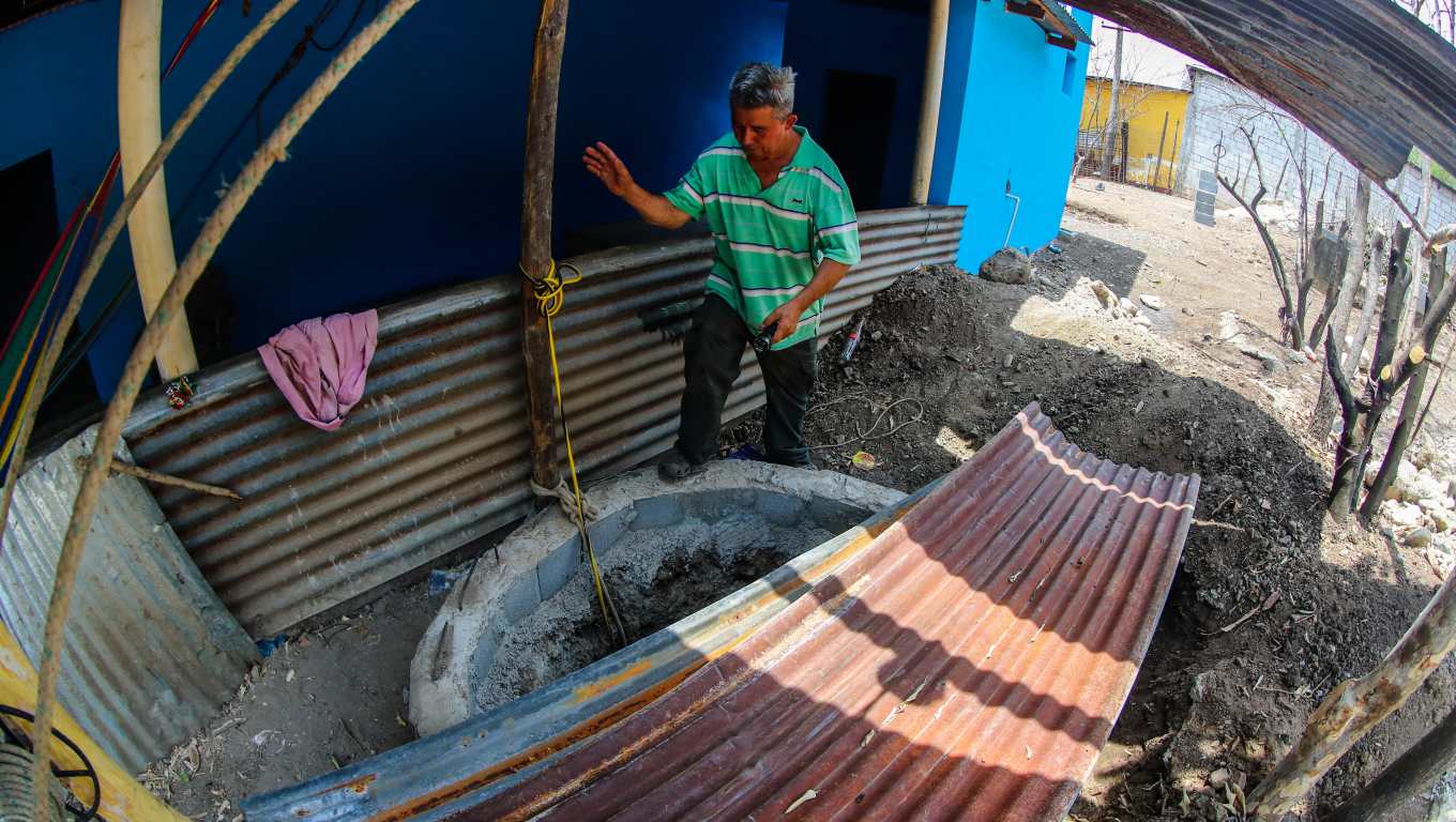 Don Julio César Orellana es un vecino de la aldea que ha iniciado la construcción de un pozo para poder abastecerse de este líquido vital. Lleva ya más de 15 metros de profundidad y espera pronto, encontrar agua. (Foto Prensa Libre: Juan Diego González)
