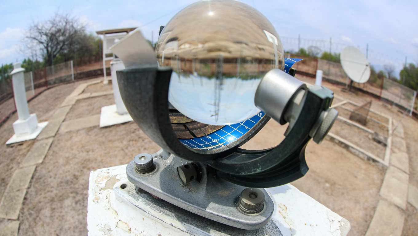 Otro instrumento visto en la estación meteorológica es el Heliógrafo, un aparato que registra el brillo solar o comúnmente llamado la insolación. Está formado por una esfera de vidrio montada concéntricamente en un recipiente esférico, cuyo diámetro es tal que los rayos del sol se concentran directamente a una gráfica que registra la cantidad de