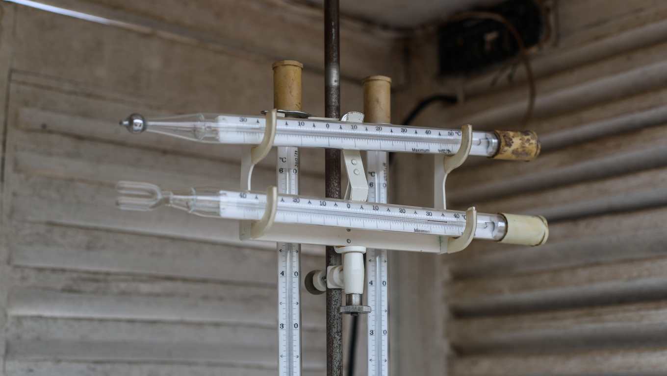 En el lugar se encuentra una Estación Meteorológica del Insituto Nacional de Sismología, Vulcanología, Meteorología e Hidrología (INSIVUMEH), en ella, se encuentra una diversidad de instrumentos con los que registran diferentes fenómenos climáticos. Entre los instrumentos, se tiene un termómetro que registra la temperatura máxima, cuyo elemento sensible es el mercurio; así mismo, tiene un termómetro de temperatura mínima, siendo su elemento sensible, el alcohol. (Foto Prensa Libre: Juan Diego González)