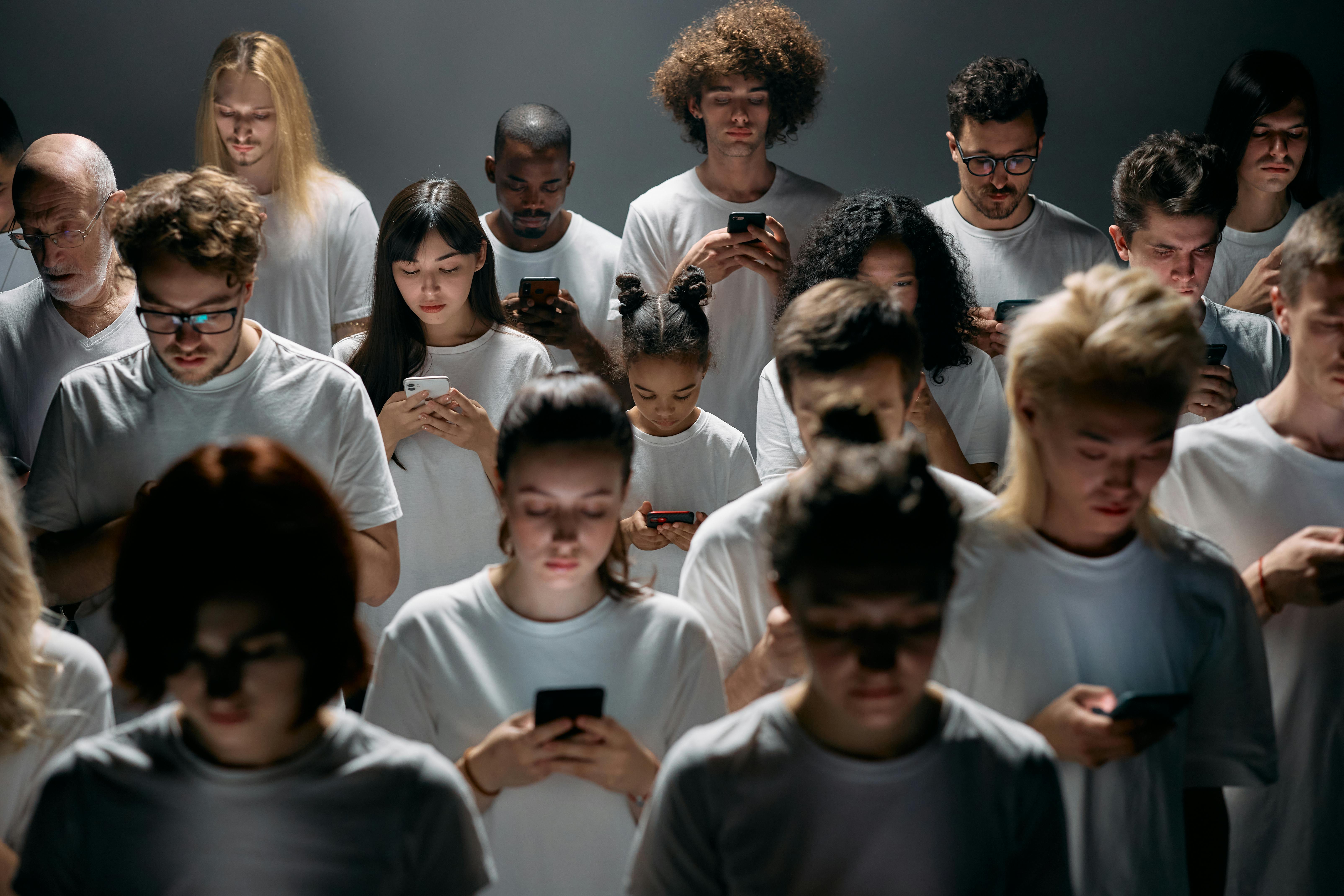 Los jóvenes de la Generación Z pasan, de media, un tercio de su vida anual usando sus teléfonos móviles. Foto: Cottonbro Studio (Pexels)