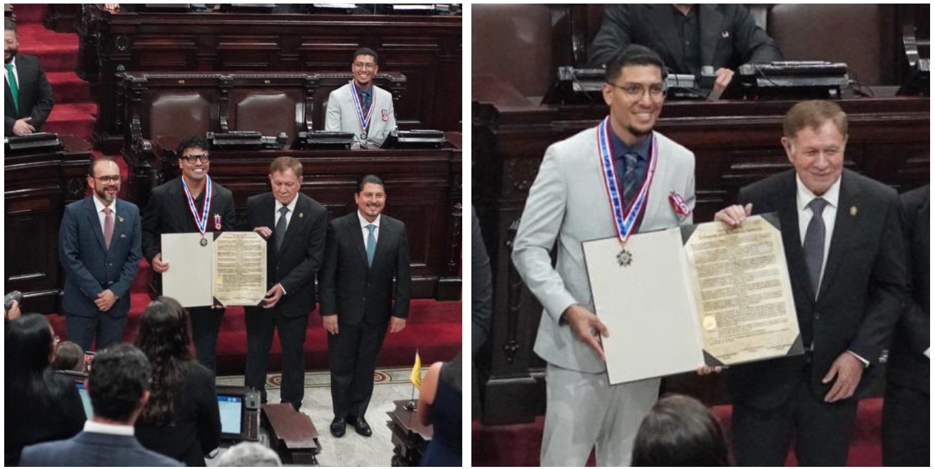 Lester Martínez y Joshua Kevin Antón reciben la Orden del Soberano Congreso Nacional durante el acto en el Congreso de la República. (Foto Prensa Libre: Javier González)