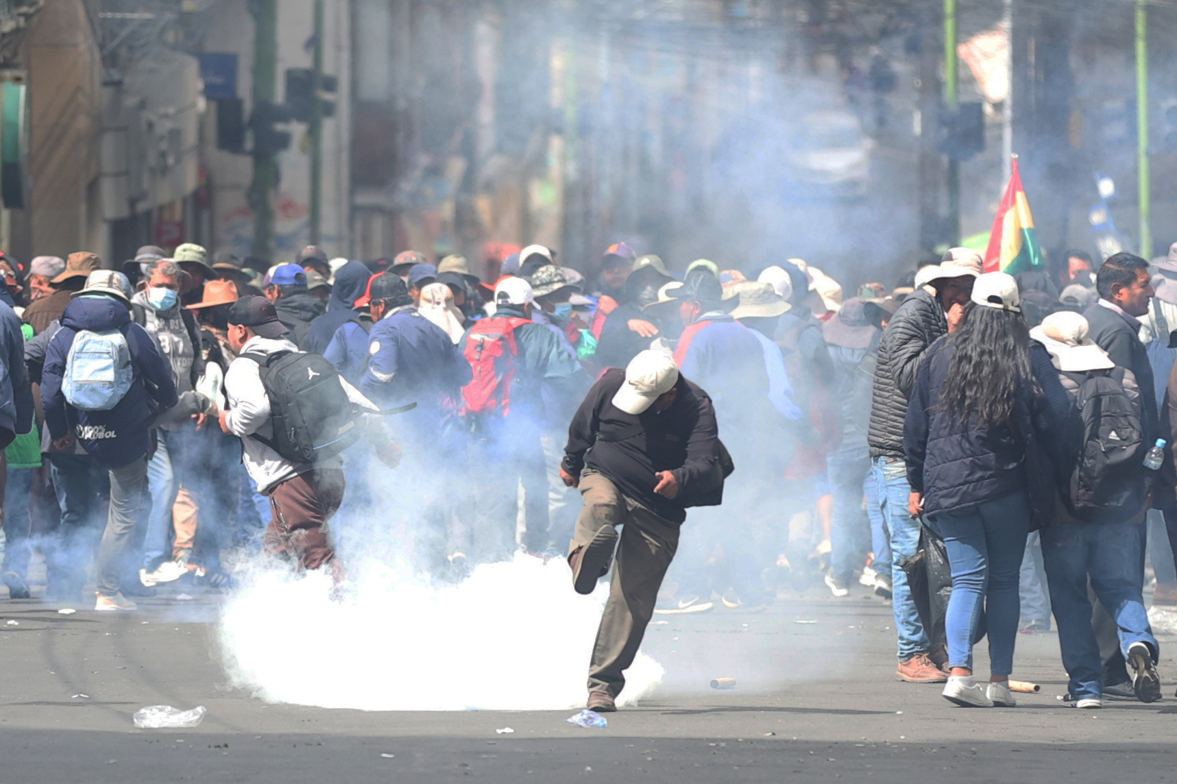 AME4212. LA PAZ (BOLIVIA), 22/05/2026.- Manifestantes se enfrentan con la Policía de Bolivia este viernes, en La Paz (Bolivia). Sindicatos piden la renuncia del presidente Rodrigo Paz en una nueva movilización en el día diecisiete de los bloqueos que mantienen incomunicada y desabastecida a la capital boliviana. EFE/ Luis Gandarillas
