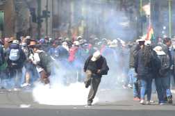 AME4212. LA PAZ (BOLIVIA), 22/05/2026.- Manifestantes se enfrentan con la Policía de Bolivia este viernes, en La Paz (Bolivia). Sindicatos piden la renuncia del presidente Rodrigo Paz en una nueva movilización en el día diecisiete de los bloqueos que mantienen incomunicada y desabastecida a la capital boliviana. EFE/ Luis Gandarillas
