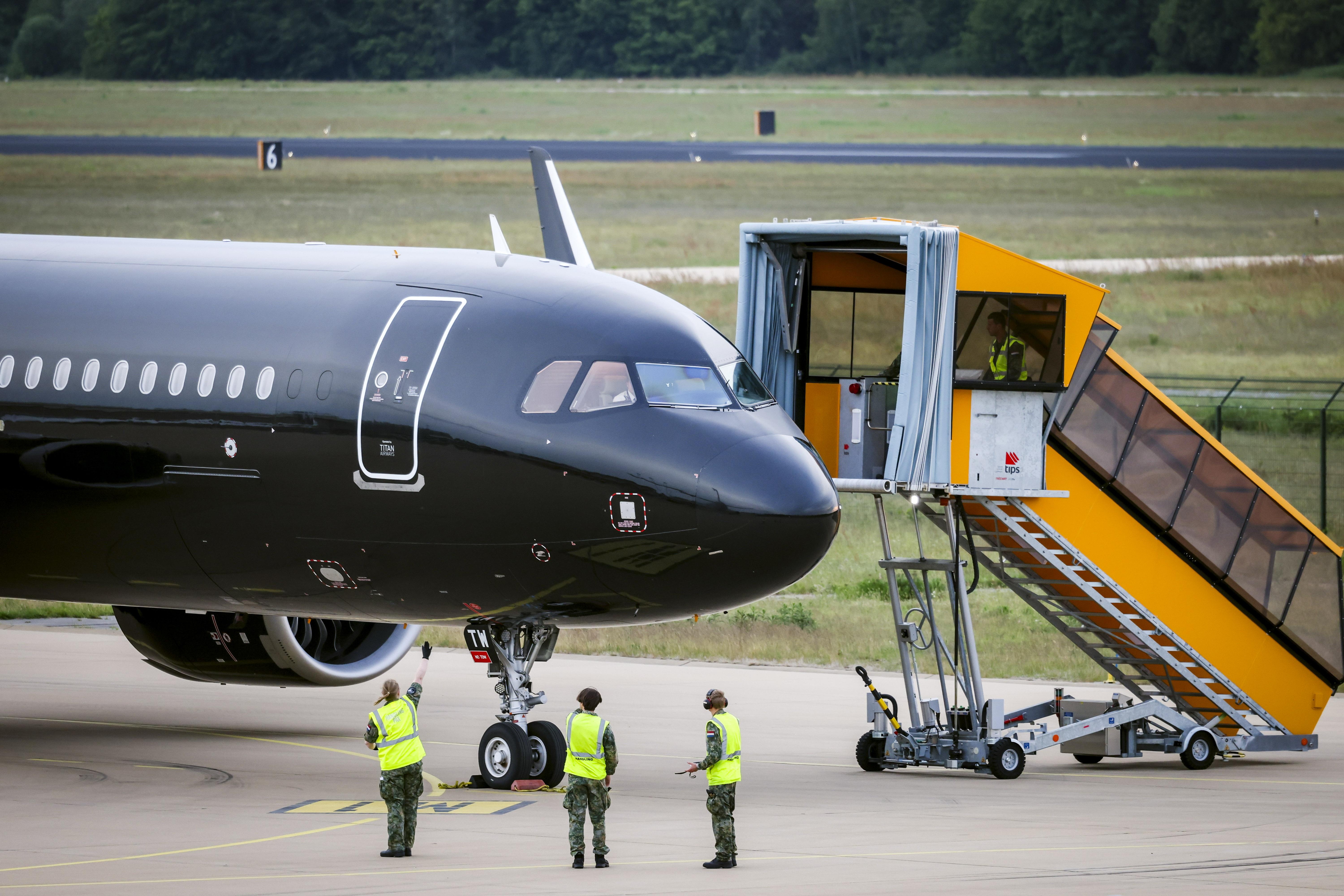 Eindhoven (Netherlands), 10/05/2026.- A plane carrying 26 passengers from the MV Hondius cruise ship lands at Eindhoven Air Base in Eindhoven, Netherlands, 10 May 2026. Dutch passengers from the ship, which was affected by a deadly hantavirus outbreak, are expected to enter six weeks of home quarantine after returning. (Países Bajos; Holanda) EFE/EPA/ROB ENGELAAR