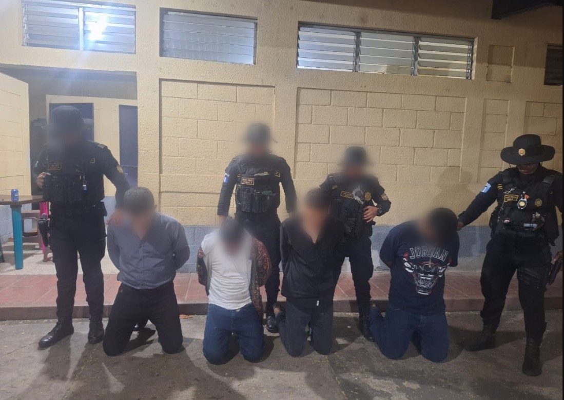 Los capturados forman parte de una estructura dedicada a las extorsiones, dijo la Policía. (Foto Prensa Libre: PNC)