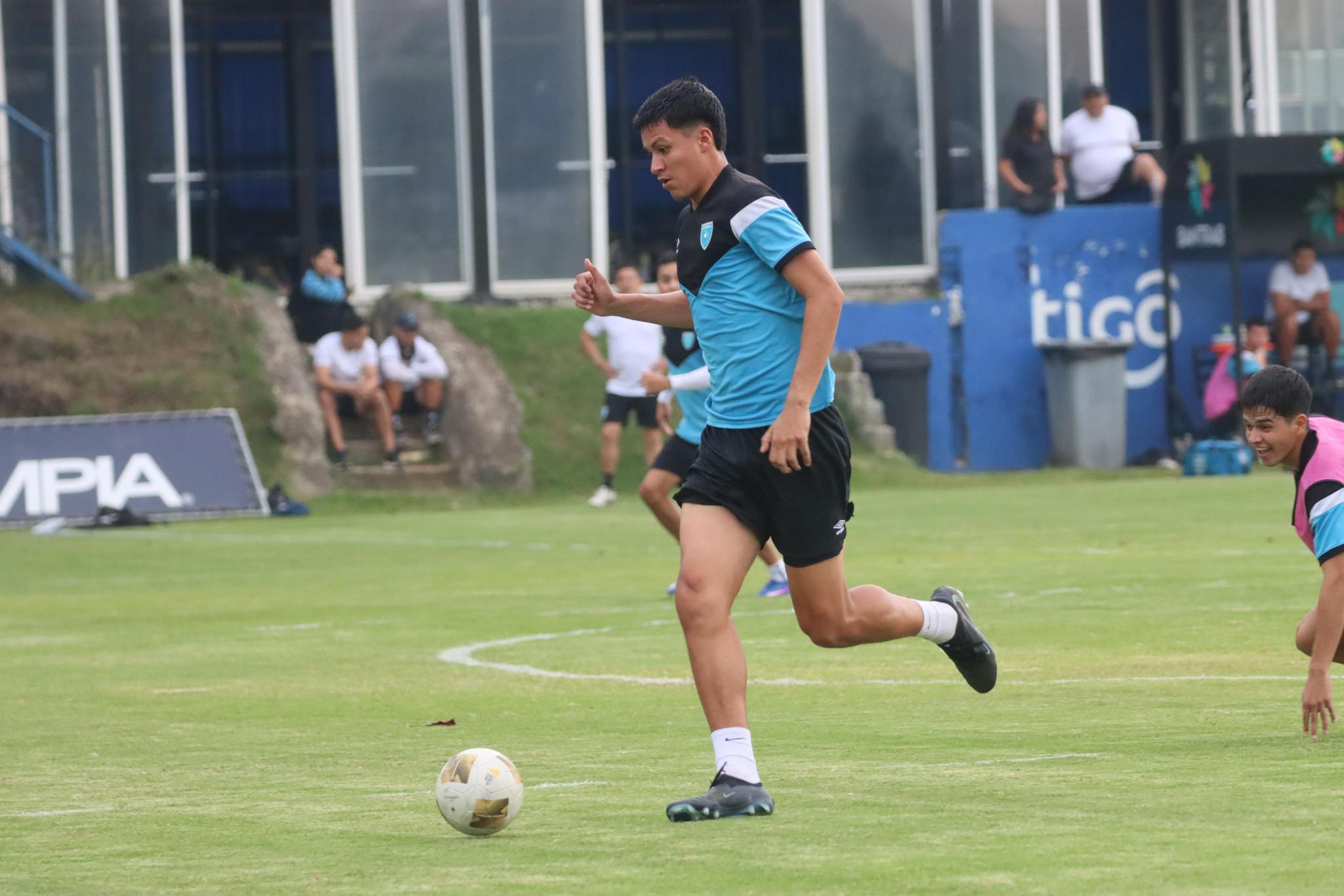 Daniel Méndez entrena en el CAR con la Bicolor. (Foto: Prensa Libre/Fedefut).