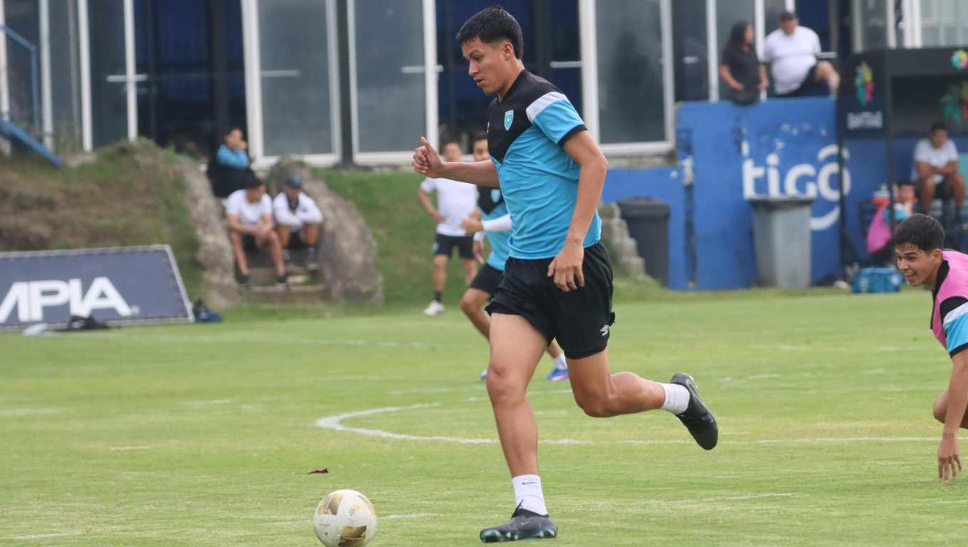 Daniel Méndez entrena en el CAR con la Bicolor. (Foto: Prensa Libre/Fedefut).