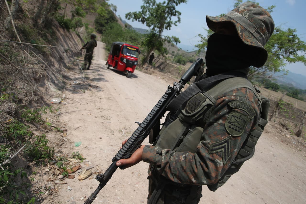 Soldados del Ejército de Guatemala resguardan un sector fronterizo como parte de las acciones contra el narcotráfico y el crimen transnacional.