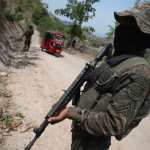Soldados del Ejército de Guatemala resguardan un sector fronterizo como parte de las acciones contra el narcotráfico y el crimen transnacional.