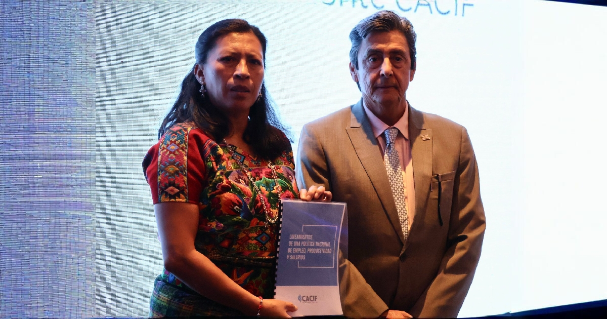 Miriam Roquel, ministra de Trabajo, recibe la propuesta “Lineamientos de una Política Nacional de Empleo, Productividad y Salarios”, de Francisco Ralda, vicepresidente del Cacif.