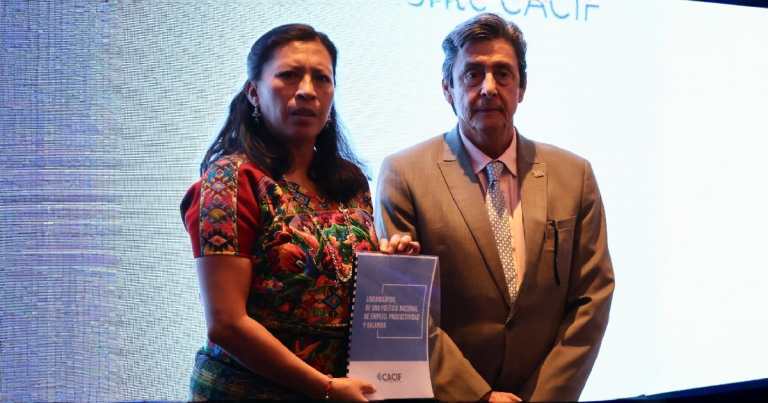 Sector privado y Gobierno abren diálogo para definir un salario mínimo sostenible en el 2