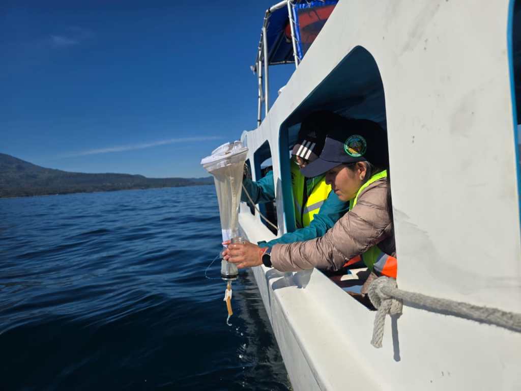 Personal técnico realiza monitoreo y toma de muestras de agua en el Lago de Atitlán para evaluar presencia de cianobacterias y calidad del agua.