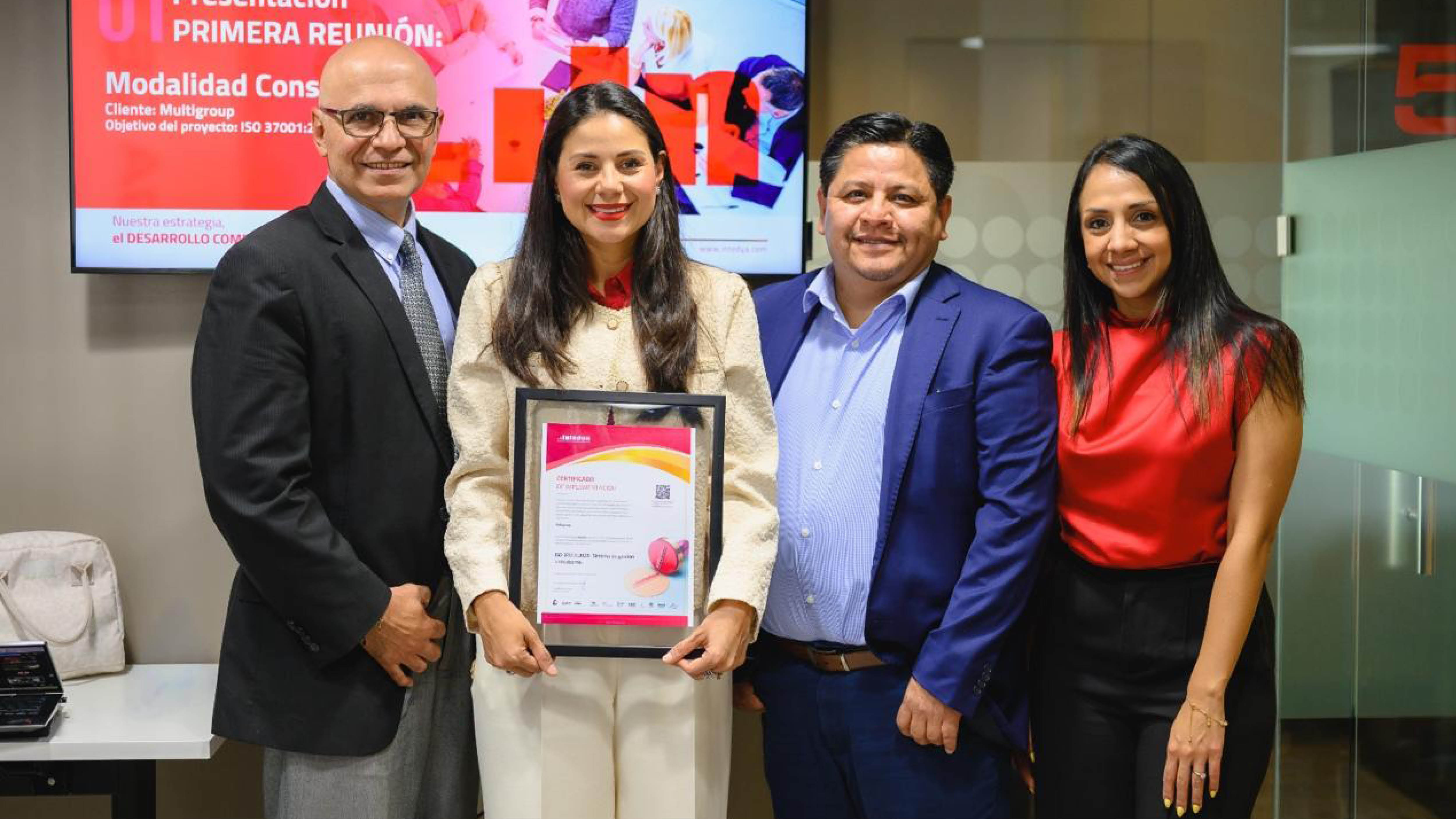 Entrega del Certificado de Implementación ISO 37001:2025 a MULTI por parte de Intedya.  | Fotos Prensa Libre: Cortesía MULTI. 