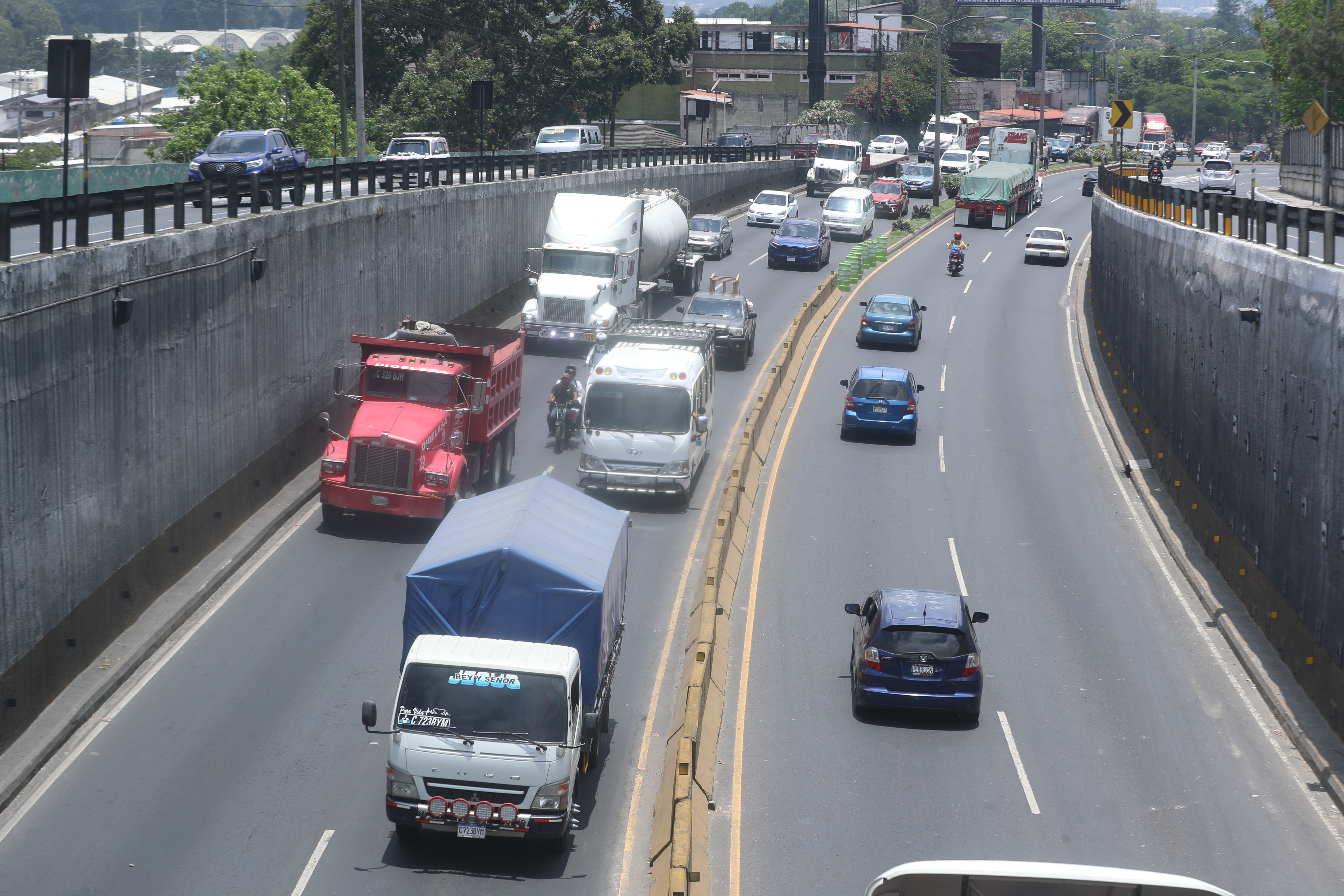 ZONA 17, TRABAJOS VIADUCTO. El Ministerio de Comunicaciones inform que se iniciaron los trabajos para recuperar y arreglar la problemtica en la infraestructura existentes en el viaducto de Lomas del Norte en la zona 17 capitalina. En la imagen, colaboradores del Ministerio de Comunicaciones, trabajan en el viaducto.

Juan Diego Gonzlez.  040626