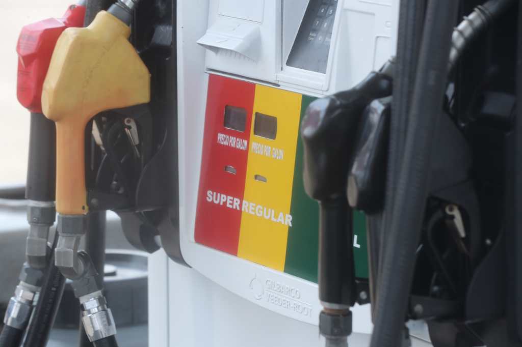 La propuesta del temporal de apoyo parcial por el alza de los combustibles en el mercado interno mediante un subsidio de Q12 por galón de diésel y de Q3 por galón de gasolina regular, para el cual destinará Q3 mil 480 millones. (Foto Prensa Libre: Juan Diego González)