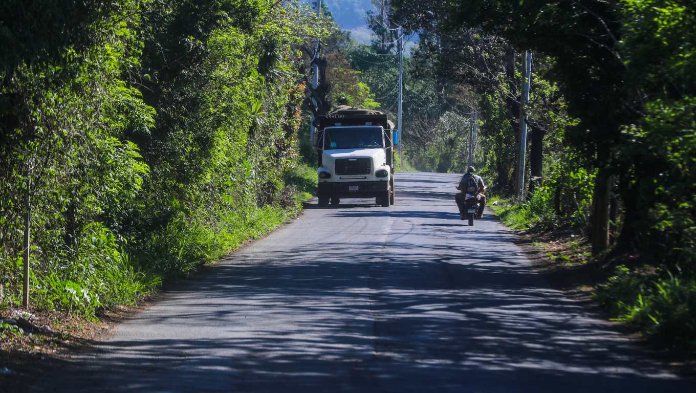 GNSD, CA-01 Y CA-02. Se visit las carreteras CA-01 Oriente y CA-02 Oriente para ver los tramos que sern recapeados. Esto, para el programa de Guatemala No Se Detiene bajo la temtica de Infraestructura. En la imagen, carretera CA-01 Oriente en Santa Elena Barillas. Agujeros en el pavimento y desechos en los alrededores.
Juan Diego Gonzlez. 220426