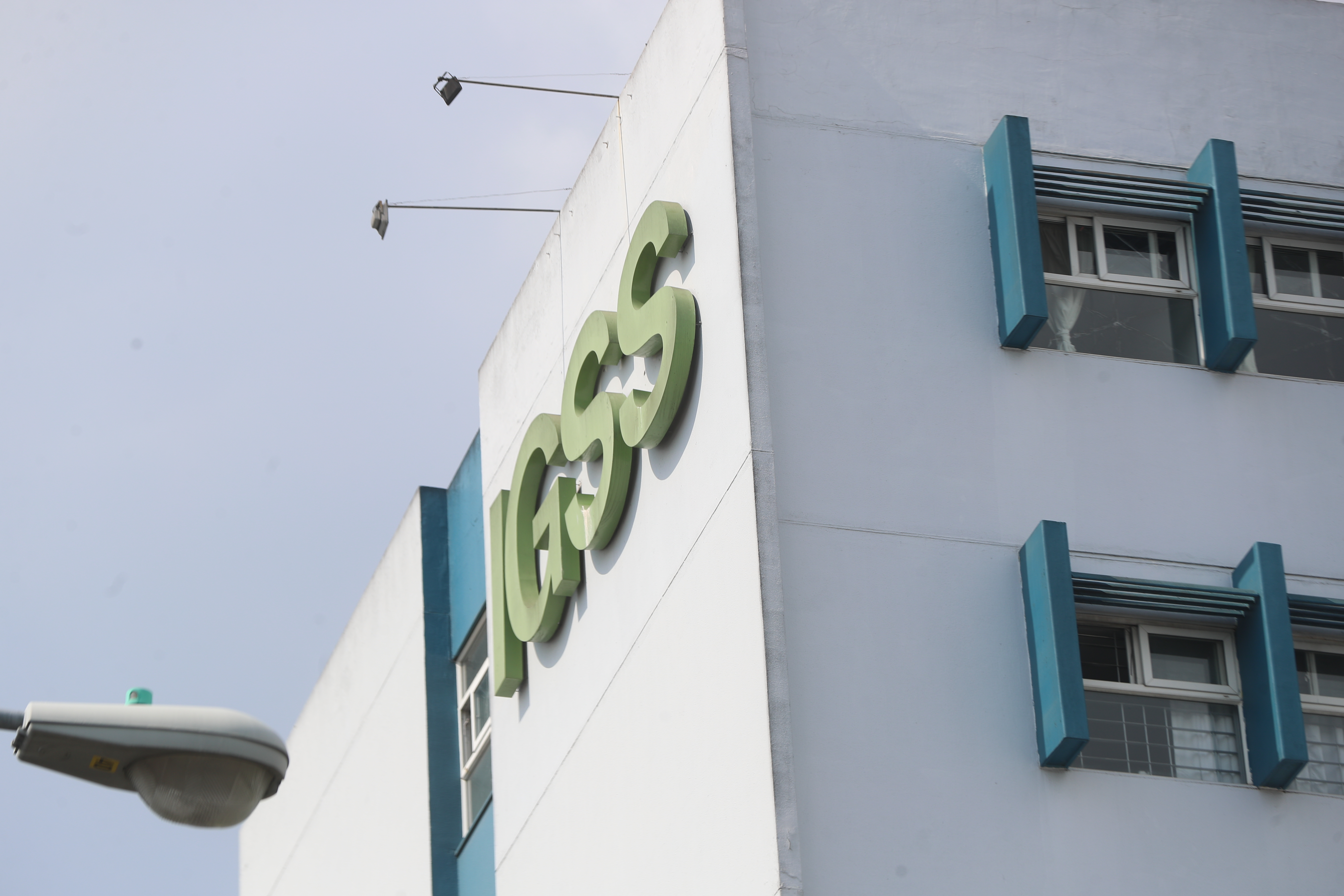 El Instituto Guatemalteco de Seguridad Social (IGSS) informó que en las instalaciones del Hospital General Juan José Arévalo Bermejo, en la zona 6 de la capital, hubo una serie de allanamientos.

Las diligencias de las autoridades derivaron de una denuncia interpuesta por la administración del hospital, luego de detectar una discrepancia en registros durante el conteo y la confrontación de consolidados relacionados con medicamentos controlados.

foto Byron Rivera 
21/05/2026